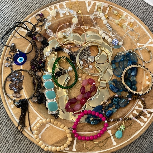 Jewelry x25 pieces necklaces, bracelets none broken - just $2 per piece! Bargain - Picture 1 of 14